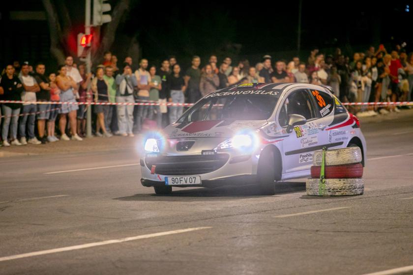 Carro de rally e o público a assistir