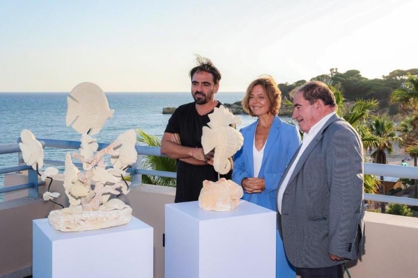 Alexandre Farto (Vhils), Catarina Barradas e José Carlos Rolo, duas peças em pedra da praia esculpidas