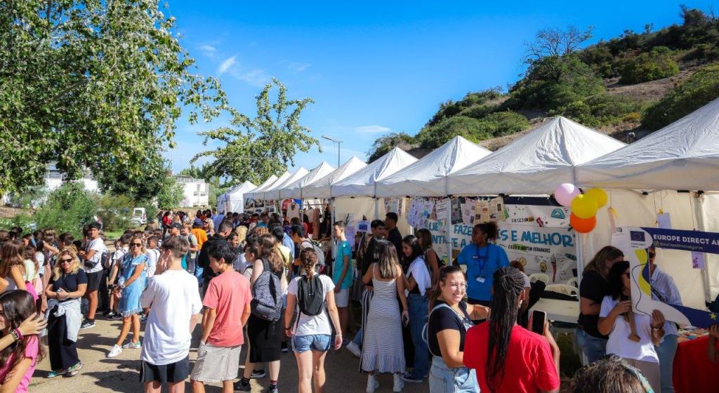 stands de diversas instituições