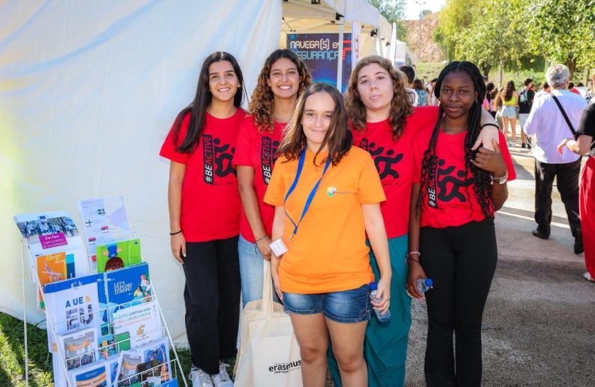 stands de diversas instituições com jovens