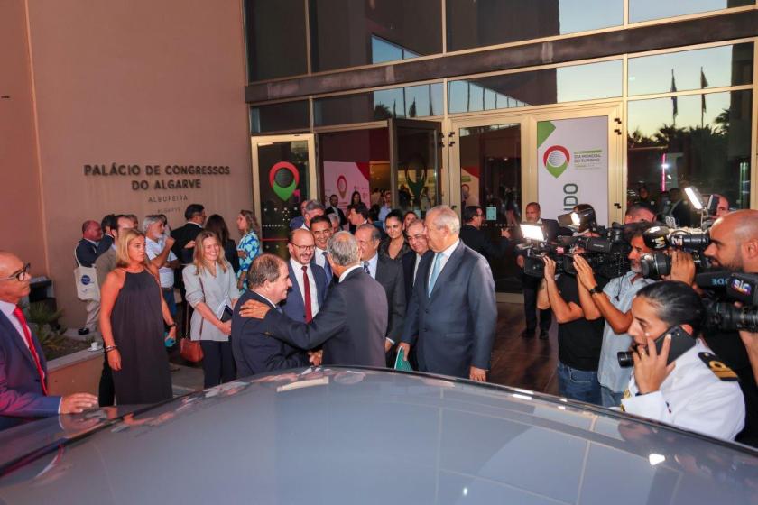 Personalidades na entrada do Palácio de Congressos do Algarve