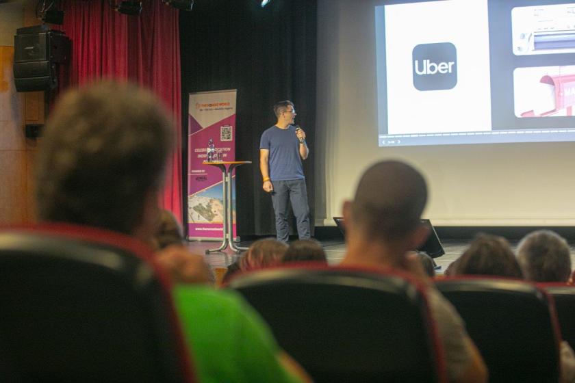 Imagem do palco com o orador e plateia no Auditório