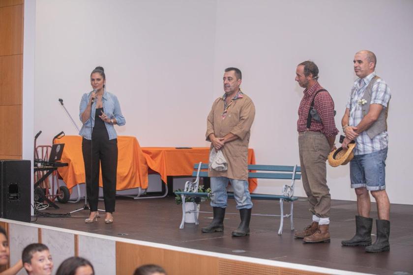 Vereadora Cláudia Guedelha com os atores da peça de teatro