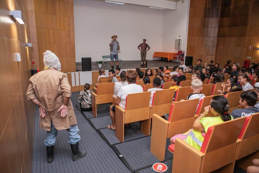 Alunos no auditório da escola EB1 Vale Pedras