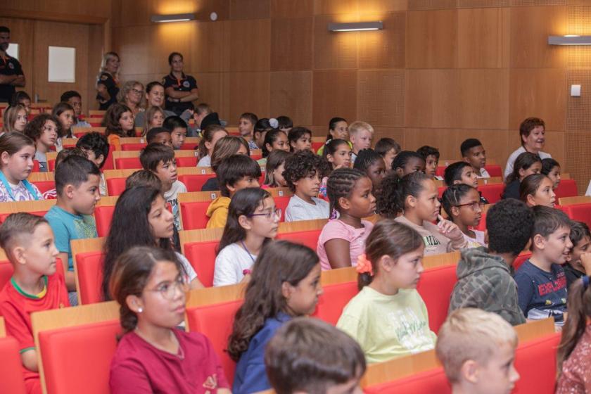 Alunos no auditório da escola EB1 Vale Pedras