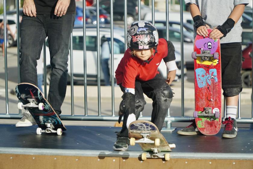 Jovem a praticar skate