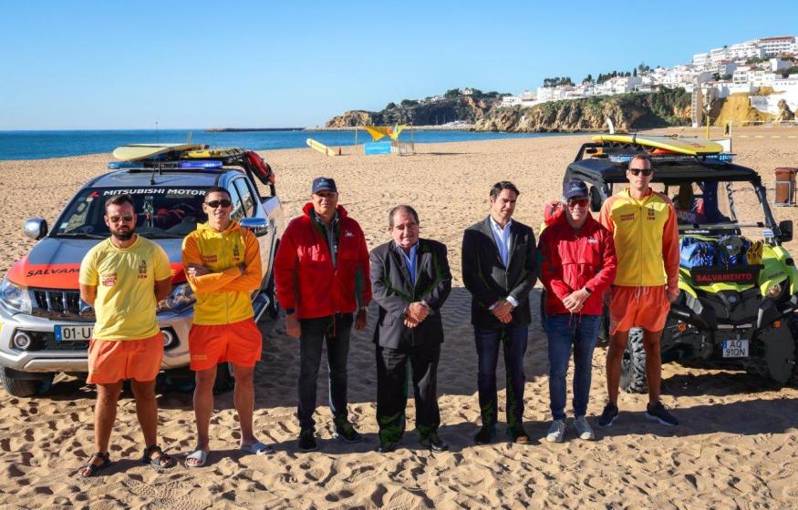 Elementos do executivo municipal e da Associação de Nadadores Salvadores de Albufeira na praia dos Pescadores
