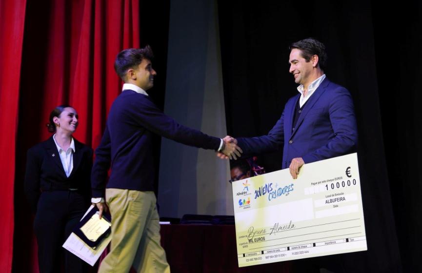 Vice-Presidente da Câmara Municipal de Albufeira, Cristiano Cabrita, entregando prémio a jovem homenageado