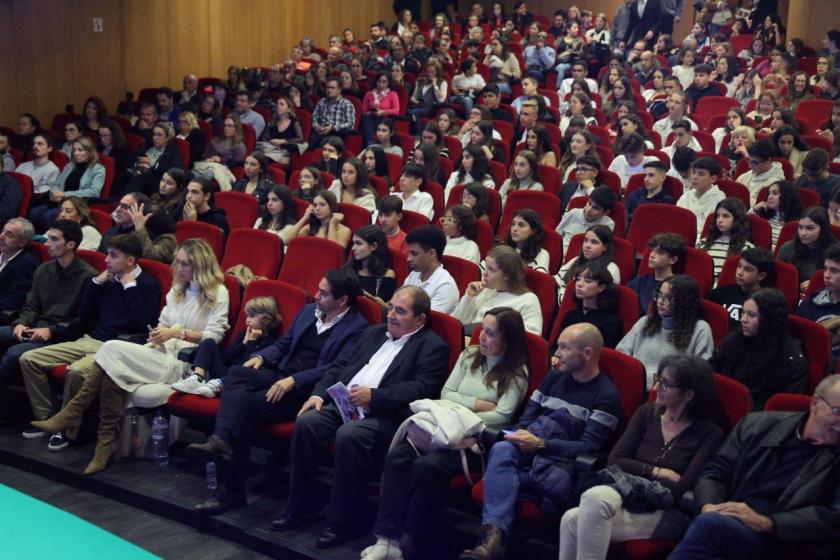 Jovens homenageados e público presente