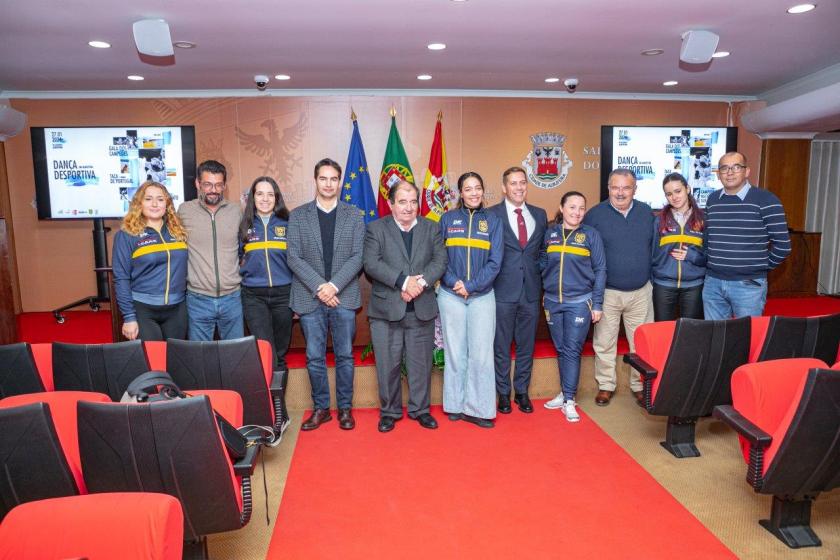 Atletas e dirigentes do Futebol Clube Ferreiras e executivo da Câmara Municipal