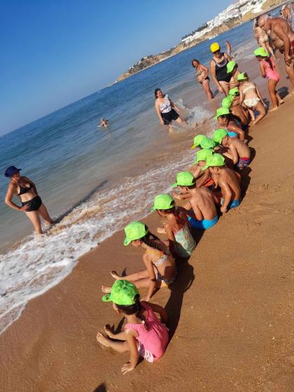 crianças na praia