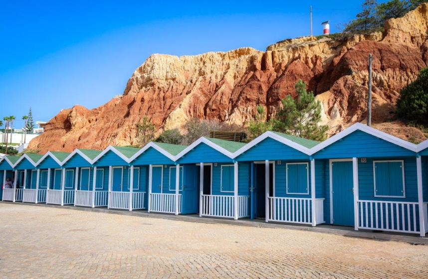 Abrigos de madeira na Praia dos Olhos de Água