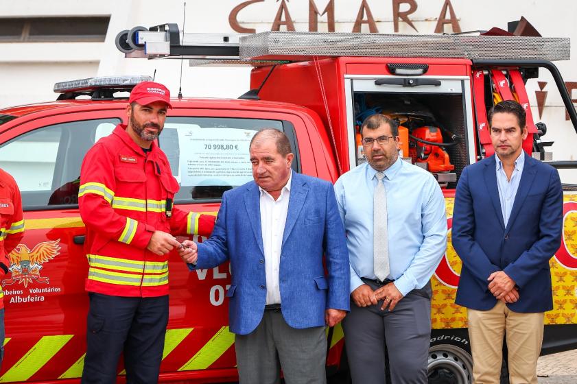 MUNICÍPIO ENTREGA VIATURA AOS BOMBEIROS VOLUNTÁRIOS DE ALBUFEIRA