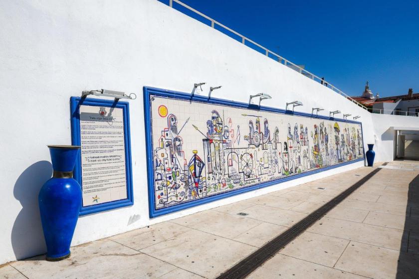 painel de azulejos na parede exterior do jardim Frutuoso da Silva