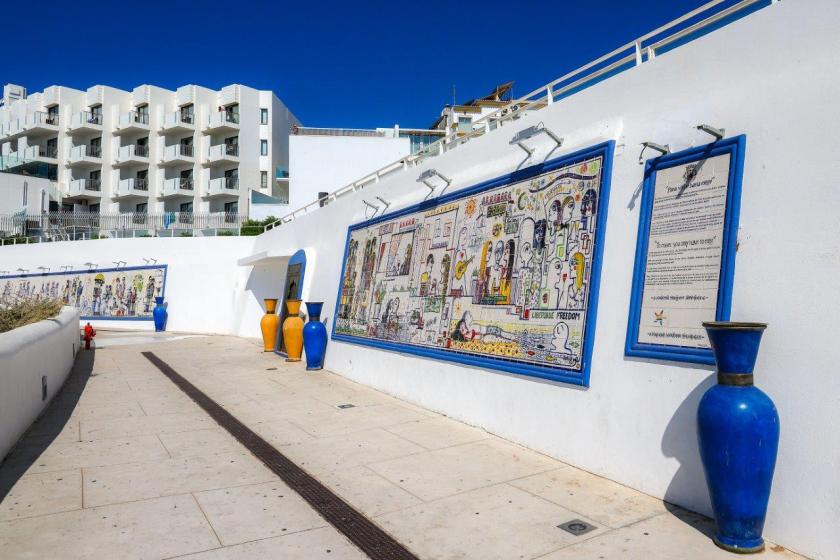 painel de azulejos e jarras em azul na parede exterior do jardim Frutuoso da Silva