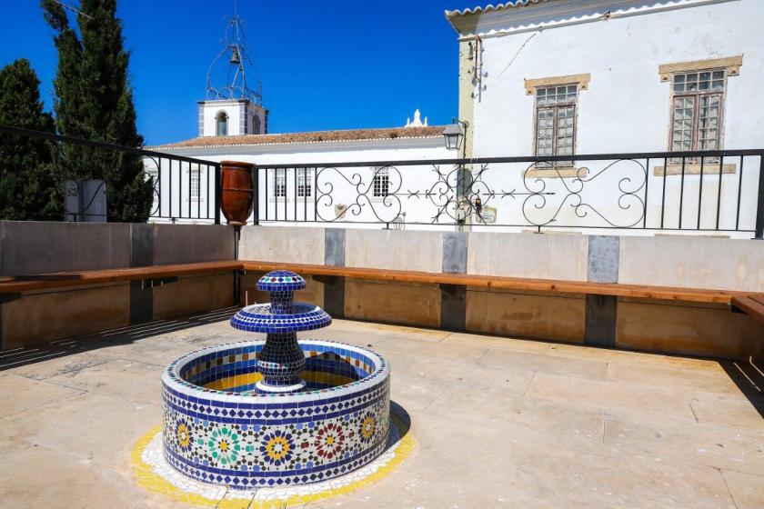 pequeno largo junto ao Museu Municipal de Arqueologia