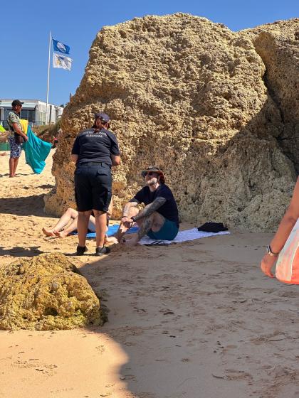 MANTENHA DISTÂNCIA DAS ARRIBAS”: CAMPANHA EM MARCHA NAS PRAIAS DE ALBUFEIRA