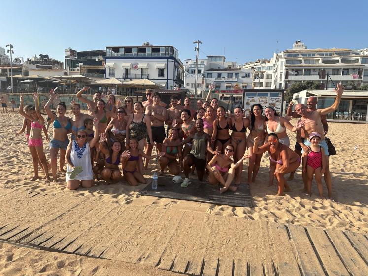 participantes do fitness na praia