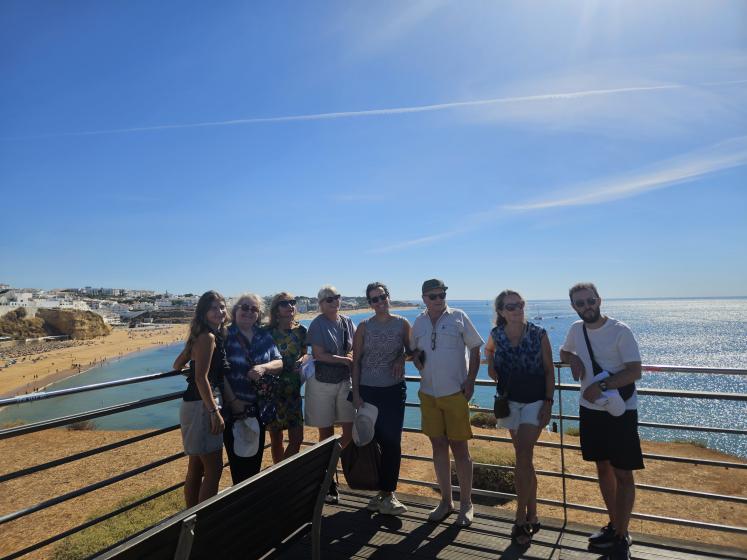 comitiva de jornalistas franceses no miradouro na praia do Peneco
