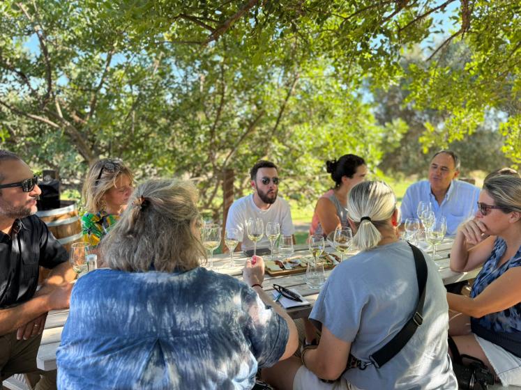 comitiva de jornalistas franceses sentados à mesa