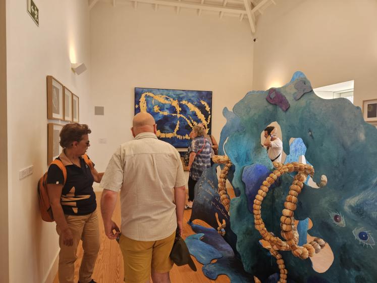 comitiva de jornalistas franceses numa exposição de arte