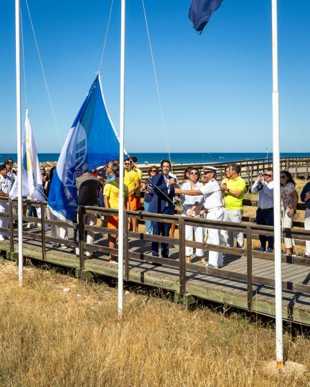 PRIMEIRA BANDEIRA AZUL DO ALGARVE  HASTEADA EM ALBUFEIRA