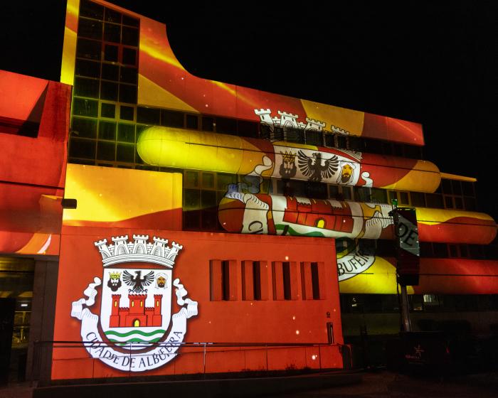 Espetáculo ALUMIA transformou a fachada do edifício através do videomapping, da luz e da pirotecnia - ampliar imagem ou passar à próxima