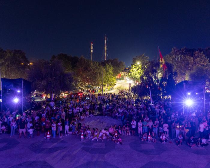 Espetáculo ALUMIA transformou a fachada do edifício através do videomapping, da luz e da pirotecnia - ampliar imagem ou passar à próxima