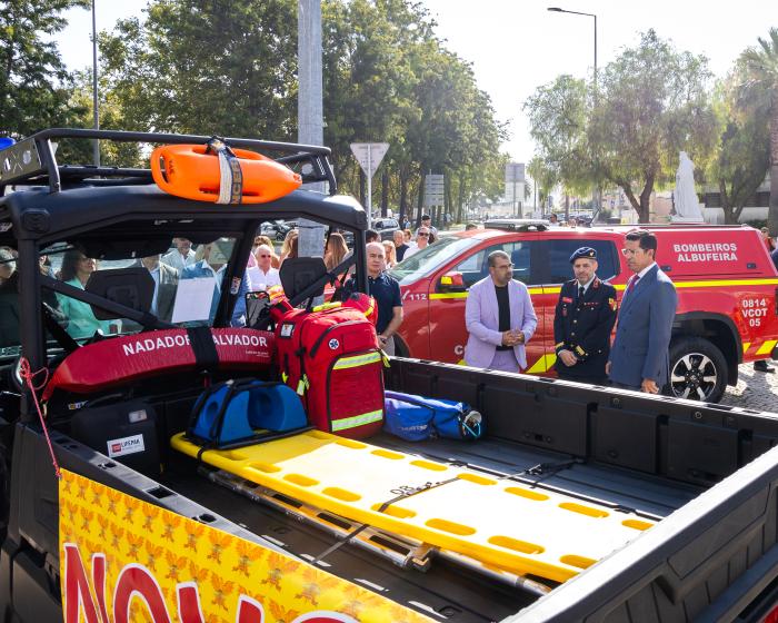 entrega simbólica de duas viaturas aos Bombeiros Voluntários - ampliar imagem ou passar à próxima