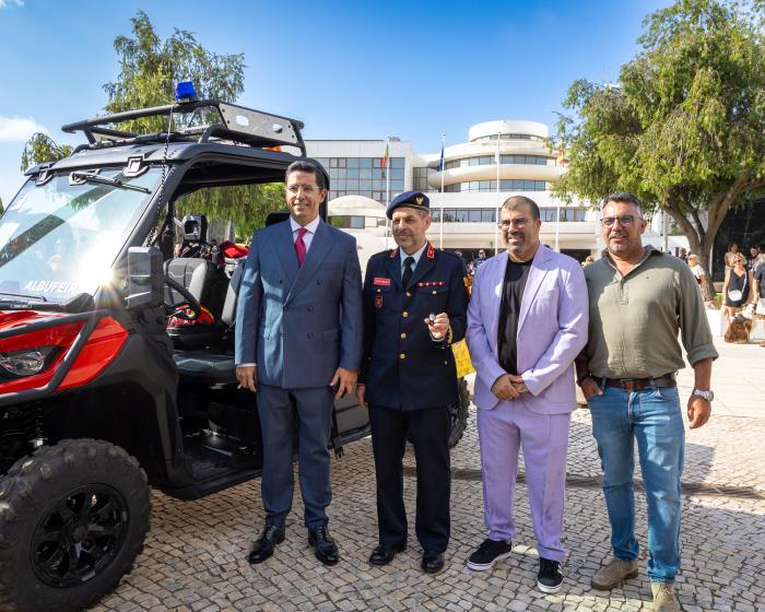 entrega simbólica de duas viaturas aos Bombeiros Voluntários - ampliar imagem ou passar à próxima