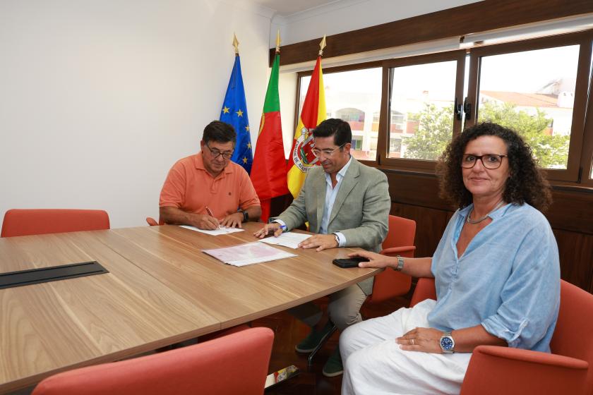 Assinatura de protocolo entre a Câmara Municipal de Albufeira e a APEXA - ampliar imagem ou passar à próxima