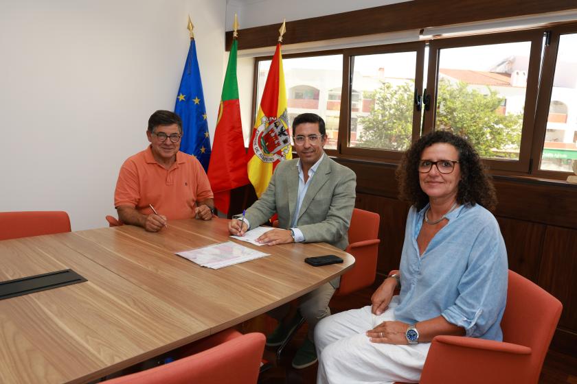 Assinatura de protocolo entre a Câmara Municipal de Albufeira e a APEXA - ampliar imagem ou passar à próxima