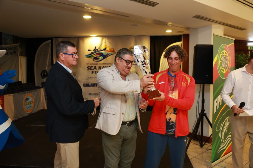 PORTUGAL SAGRA-SE CAMPEÃO DO MUNDO  DE PESCA EM KAYAK EM ALBUFEIRA - ampliar imagem ou passar à próxima