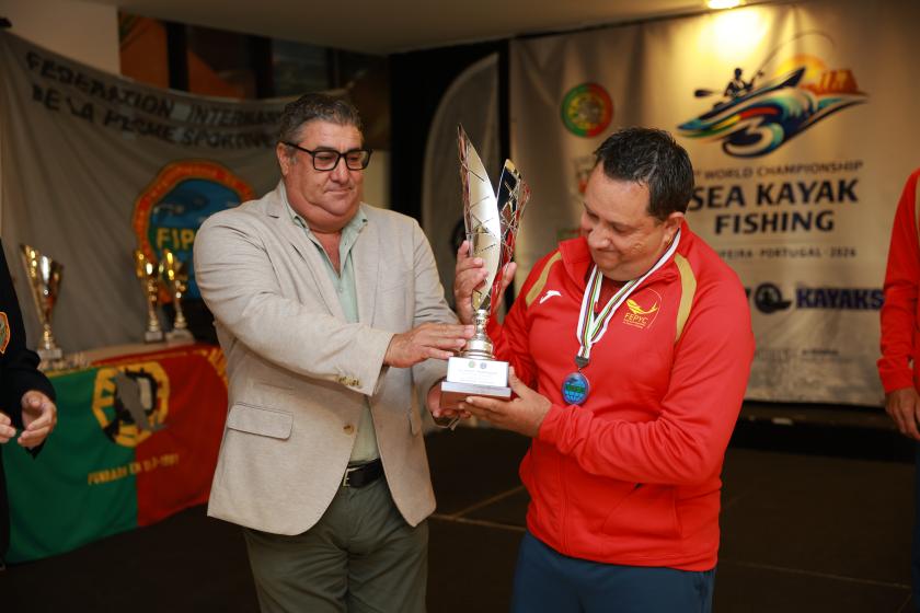 PORTUGAL SAGRA-SE CAMPEÃO DO MUNDO  DE PESCA EM KAYAK EM ALBUFEIRA - ampliar imagem ou passar à próxima
