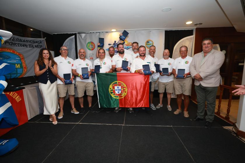 PORTUGAL SAGRA-SE CAMPEÃO DO MUNDO  DE PESCA EM KAYAK EM ALBUFEIRA - ampliar imagem ou passar à próxima