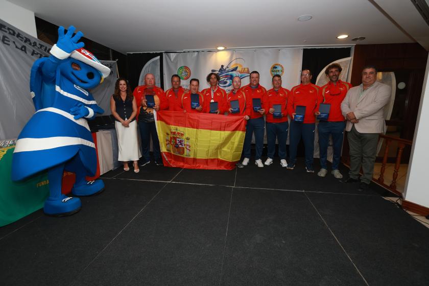 PORTUGAL SAGRA-SE CAMPEÃO DO MUNDO  DE PESCA EM KAYAK EM ALBUFEIRA - ampliar imagem ou passar à próxima