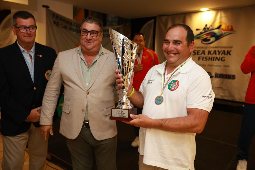 PORTUGAL SAGRA-SE CAMPEÃO DO MUNDO  DE PESCA EM KAYAK EM ALBUFEIRA - ampliar imagem ou passar à próxima