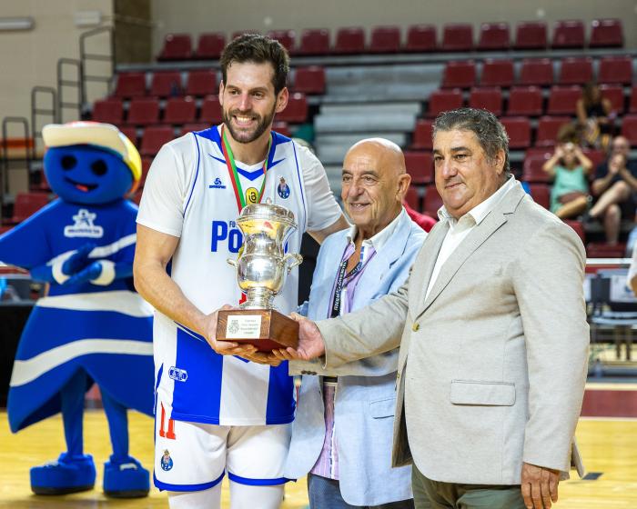FC Porto conquista Supertaça Mário Saldanha em Albufeira - ampliar imagem ou passar à próxima
