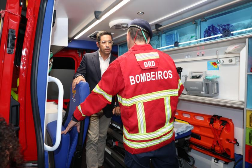 Nova ambulância reforça resposta de socorro em Albufeira - ampliar imagem ou passar à próxima