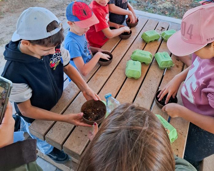 Crianças de Albufeira aprendem a proteger a natureza com bombas de sementes - ampliar imagem ou passar à próxima
