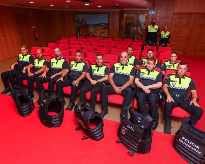 ENTREGA DIVISAS E CARTEIRAS PROFISSIONAIS A 12 AGENTES DA POLÍCIA MUNICIPAL - ampliar imagem ou passar à próxima