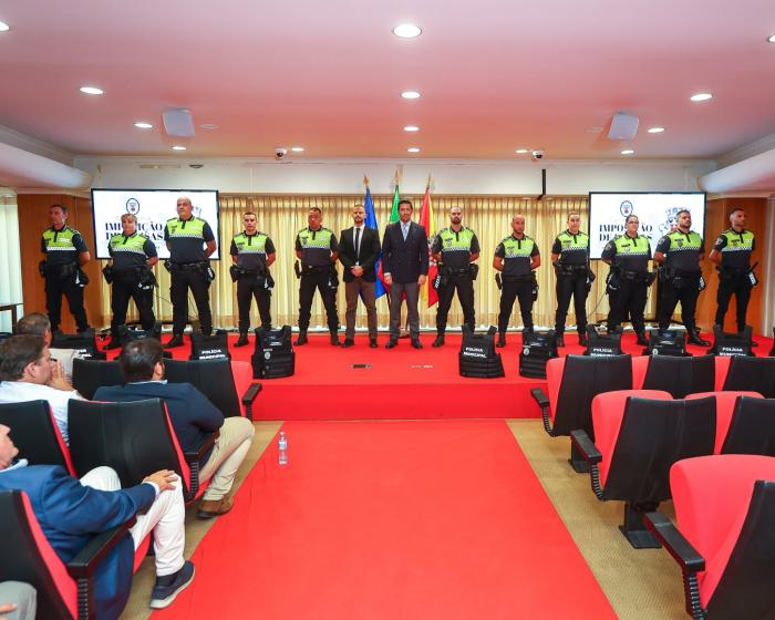 ENTREGA DIVISAS E CARTEIRAS PROFISSIONAIS A 12 AGENTES DA POLÍCIA MUNICIPAL - ampliar imagem ou passar à próxima