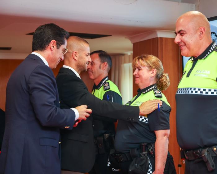 ENTREGA DIVISAS E CARTEIRAS PROFISSIONAIS A 12 AGENTES DA POLÍCIA MUNICIPAL - ampliar imagem ou passar à próxima