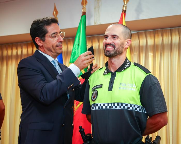 ENTREGA DIVISAS E CARTEIRAS PROFISSIONAIS A 12 AGENTES DA POLÍCIA MUNICIPAL - ampliar imagem ou passar à próxima
