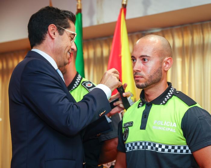 ENTREGA DIVISAS E CARTEIRAS PROFISSIONAIS A 12 AGENTES DA POLÍCIA MUNICIPAL - ampliar imagem ou passar à próxima