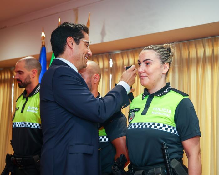 ENTREGA DIVISAS E CARTEIRAS PROFISSIONAIS A 12 AGENTES DA POLÍCIA MUNICIPAL - ampliar imagem ou passar à próxima