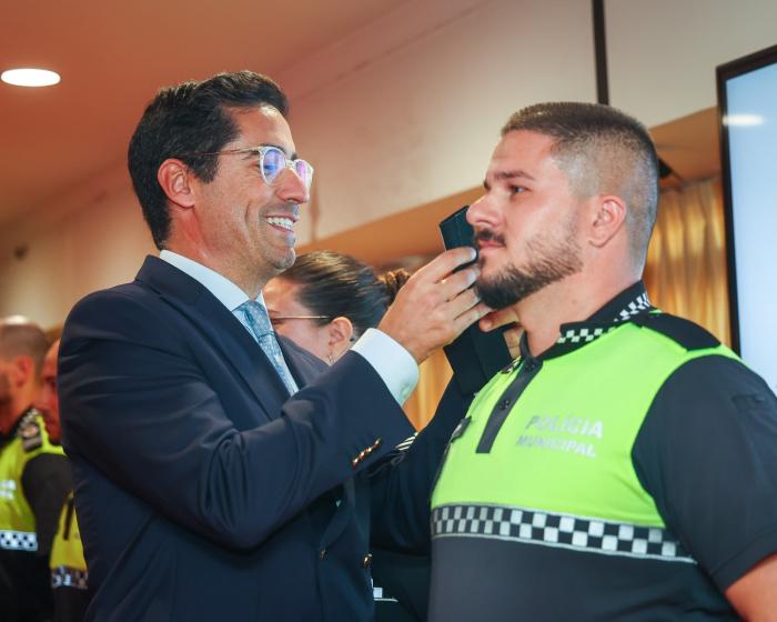 ENTREGA DIVISAS E CARTEIRAS PROFISSIONAIS A 12 AGENTES DA POLÍCIA MUNICIPAL - ampliar imagem ou passar à próxima