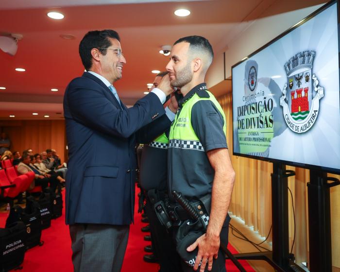 ENTREGA DIVISAS E CARTEIRAS PROFISSIONAIS A 12 AGENTES DA POLÍCIA MUNICIPAL - ampliar imagem ou passar à próxima