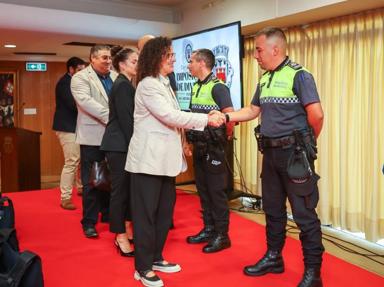 ENTREGA DIVISAS E CARTEIRAS PROFISSIONAIS A 12 AGENTES DA POLÍCIA MUNICIPAL - ampliar imagem ou passar à próxima