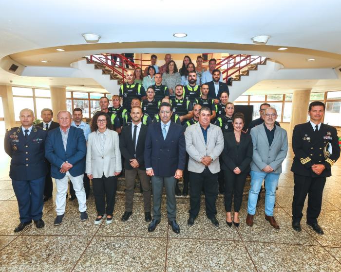 ENTREGA DIVISAS E CARTEIRAS PROFISSIONAIS A 12 AGENTES DA POLÍCIA MUNICIPAL - ampliar imagem ou passar à próxima